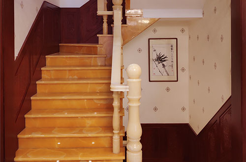 隆安中式别墅室内汉白玉石楼梯的定制安装装饰效果